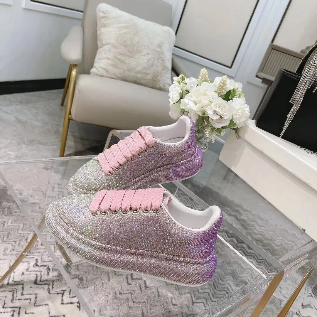 👟👟Ex-factory price 560👟👟 Men's size +10 2025SS McQueen crystal inlaid large and small diamond casual shoes counter original 1:1 production Fabric: imported silk velvet + imported Czech diamonds Lining: sheepskin lining Code number: 35-41 Male 39/44